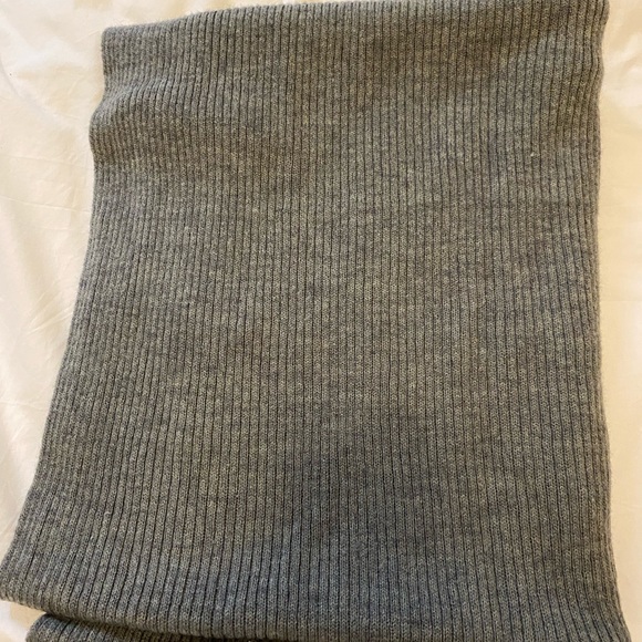 H&M Infinity Gray Scarf 🧣 Soft, Stretchable, and Warm in Ribbed Patterns🧣 - Picture 6 of 11